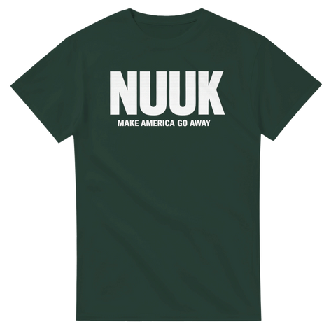 NUUK Make America Go Away tryck på mörkgrön t-shirt.