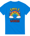 Blå t-shirt med färgglad regnbåge och rolig text med mörk humor