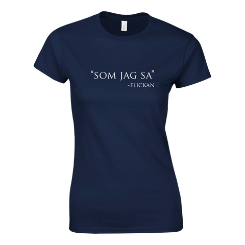 Marinblå t-shirt med spetsigt budskap och kaxig underton