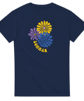 Retro gula, lila och blå blommor med texten "SOMMAR" på marinblå t-shirt.