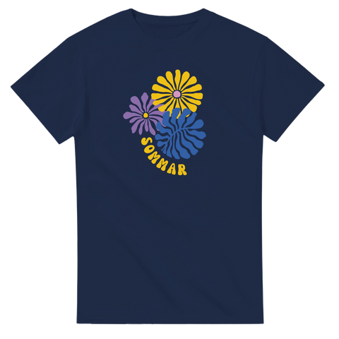 Retro gula, lila och blå blommor med texten "SOMMAR" på marinblå t-shirt.
