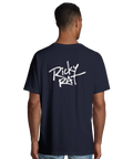 Ryggtavla på man i mörkblå t-shirt med vit handskriven textdesign