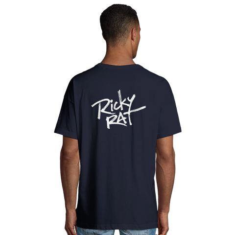 Ryggtavla på man i mörkblå t-shirt med vit handskriven textdesign