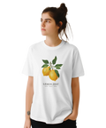 Citronkvist med två gula citroner och gröna blad, texten "LEMON ZEST" på vit t-shirt.