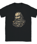 Grafisk illustration av väderbiten fiskare med grova linjer på svart t-shirt