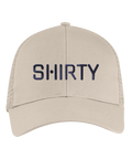 Beige truckerkeps med mörkblått broderat Shirty-tryck – modern keps