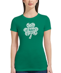Vit dekorerad klöver med text "Happy St. Patrick's Day" på grön dam t-shirt.