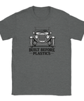 Vintage bil "Built Before Plastics" tryck på grå t-shirt.