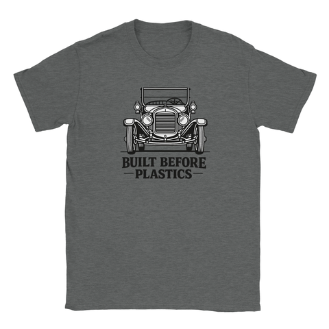 Vintage bil "Built Before Plastics" tryck på grå t-shirt.