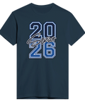 Blå "2026 Senior" texttryck med vit kontur på en mörkblå t-shirt, college-stil.