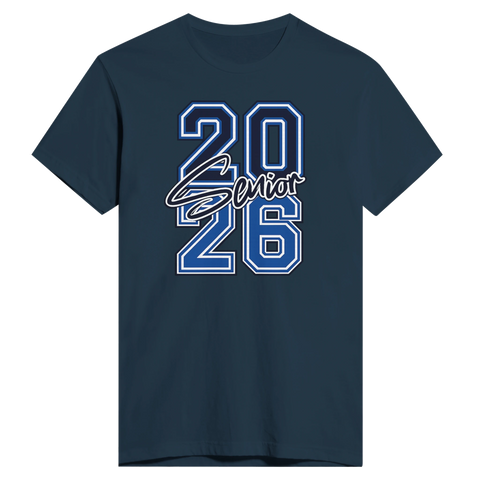 Blå "2026 Senior" texttryck med vit kontur på en mörkblå t-shirt, college-stil.