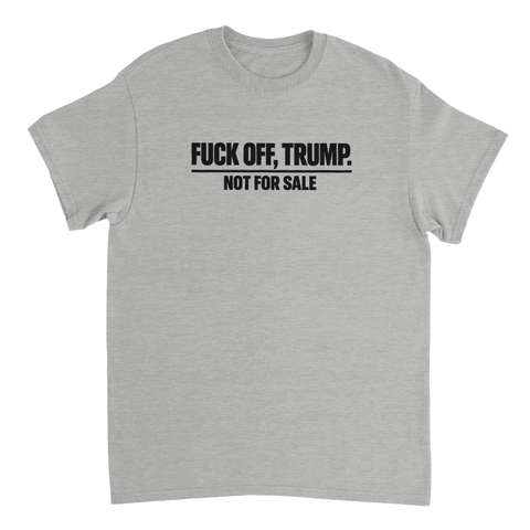 Svart text "FUCK OFF, TRUMP. NOT FOR SALE" på grå t-shirt.