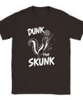 Mörkbrun t-shirt med humoristisk illustration av en skunk som dunkar