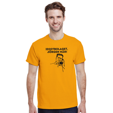 Närbild av Idiotbolaget-trycket på gul t-shirt