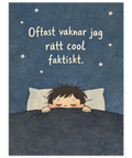 En mörkblå poster med en handritad karaktär som vilar på en kudde omgiven av små gula stjärnor och lekfull typografi.
