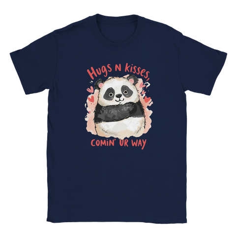 Mörkblå t-shirt med gullig pandaillustration och romantisk textdesign