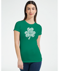 Vit snirklig klöver med text "Happy St. Patrick's Day" på grön dam-t-shirt.