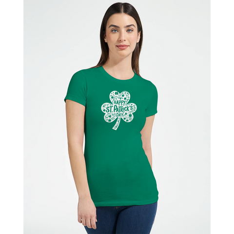 Vit snirklig klöver med text "Happy St. Patrick's Day" på grön dam-t-shirt.