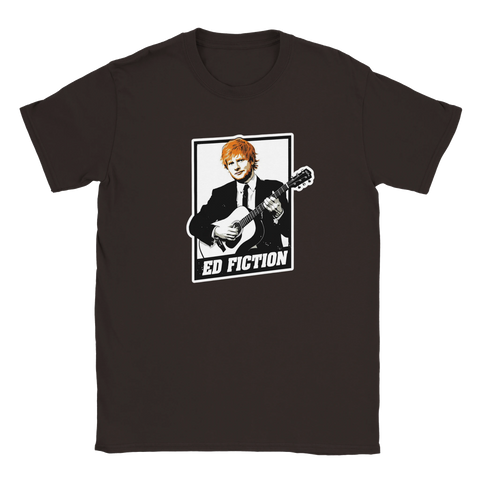 Ed Sheeran popkonstporträtt med gitarr, text "ED FICTION" på mörkbrun t-shirt.