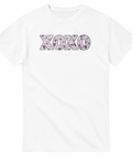 Minimalistiskt tryck med texten XOXO och små hjärtan på en vit t-shirt
