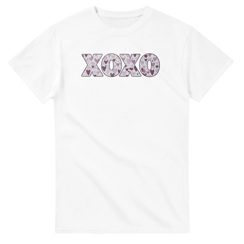 Minimalistiskt tryck med texten XOXO och små hjärtan på en vit t-shirt