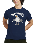 Modell i en marinblå t-shirt med en tecknad mås och texten IQ Fiskmås.