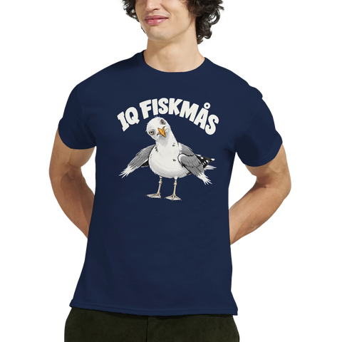 Modell i en marinblå t-shirt med en tecknad mås och texten IQ Fiskmås.