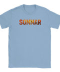 SOMMAR" text med solnedgång i sädesfält på ljusblå t-shirt.