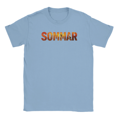 SOMMAR" text med solnedgång i sädesfält på ljusblå t-shirt.