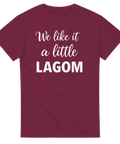 Vinröd t-shirt med grafiskt lagom-budskap i en kombination av kursiv och rak stil