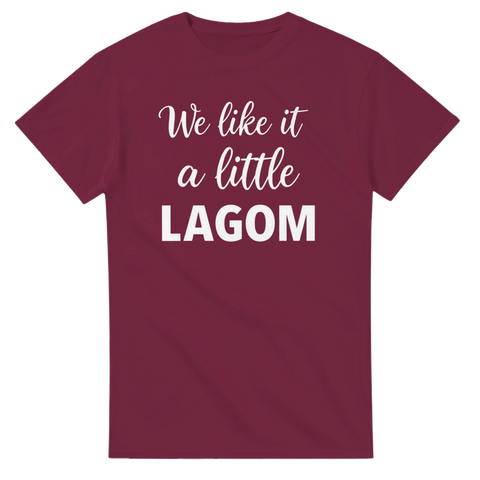 Vinröd t-shirt med grafiskt lagom-budskap i en kombination av kursiv och rak stil