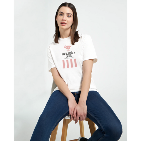 Sittande modell i vit t-shirt med retroinspirerat mjölktryck