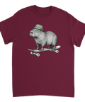 Vinröd t-shirt med en kapybara i grön mössa på skateboard.