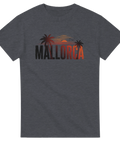 Vintage grafisk design med Mallorca-text och palmmotiv på grå t-shirt
