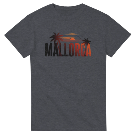 Vintage grafisk design med Mallorca-text och palmmotiv på grå t-shirt