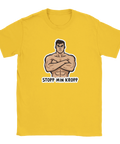 Muskulös man med korsade armar och texten "STOPP MIN KROPP" på gul t-shirt.
