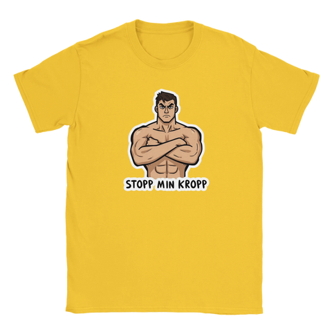 Muskulös man med korsade armar och texten "STOPP MIN KROPP" på gul t-shirt.