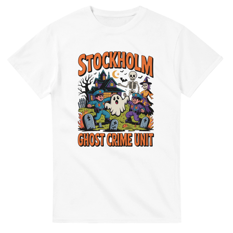 Vit t-shirt med lekfullt motiv av ett hemsökt hus och skelett