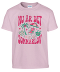 Lekfullt texttryck med sommarkänsla och vintage-stil på rosa barn-t-shirt