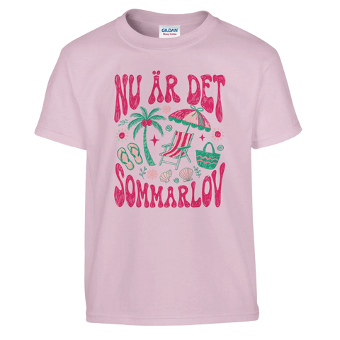 Lekfullt texttryck med sommarkänsla och vintage-stil på rosa barn-t-shirt