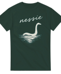 Grafisk Nessie-illustration med retro text på en mörkgrön t-shirt