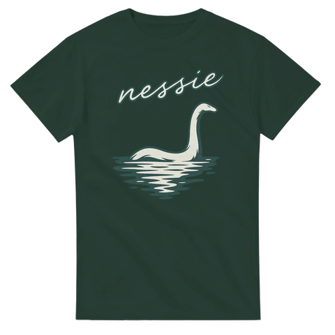 Grafisk Nessie-illustration med retro text på en mörkgrön t-shirt