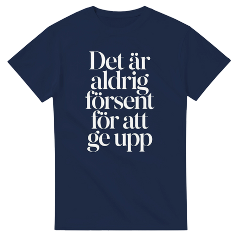 Stilren typografi med ironiskt budskap på marinblå bomullströja