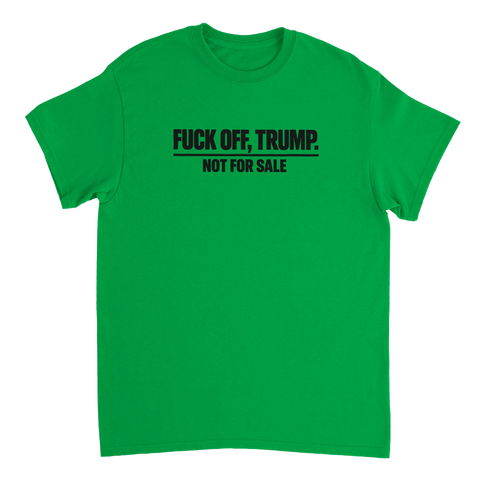 Svart text "FUCK OFF, TRUMP. NOT FOR SALE" på grön t-shirt.