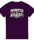 Lila t-shirt med texten Promoted to Dad 2027, nappflaska och napp.