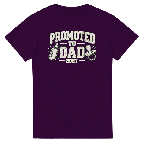 Lila t-shirt med texten Promoted to Dad 2027, nappflaska och napp.