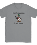 Anka med pistol och text "Don't make me drink alone" på grå t-shirt.