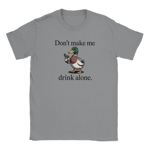 Anka med pistol och text "Don't make me drink alone" på grå t-shirt.