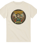 Skräckdocka med yxa och kniv, text "Nightmare Buddy", retro tecknad stil på beige t-shirt.