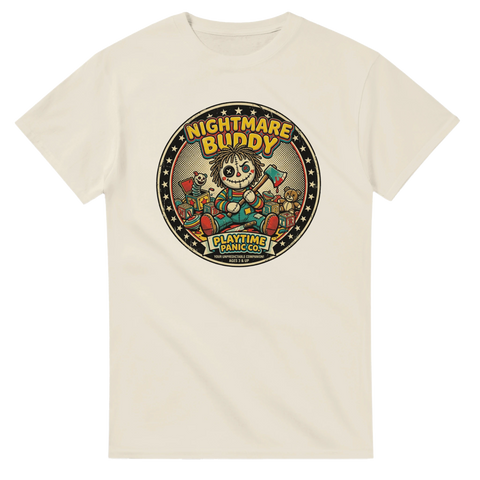 Skräckdocka med yxa och kniv, text "Nightmare Buddy", retro tecknad stil på beige t-shirt.